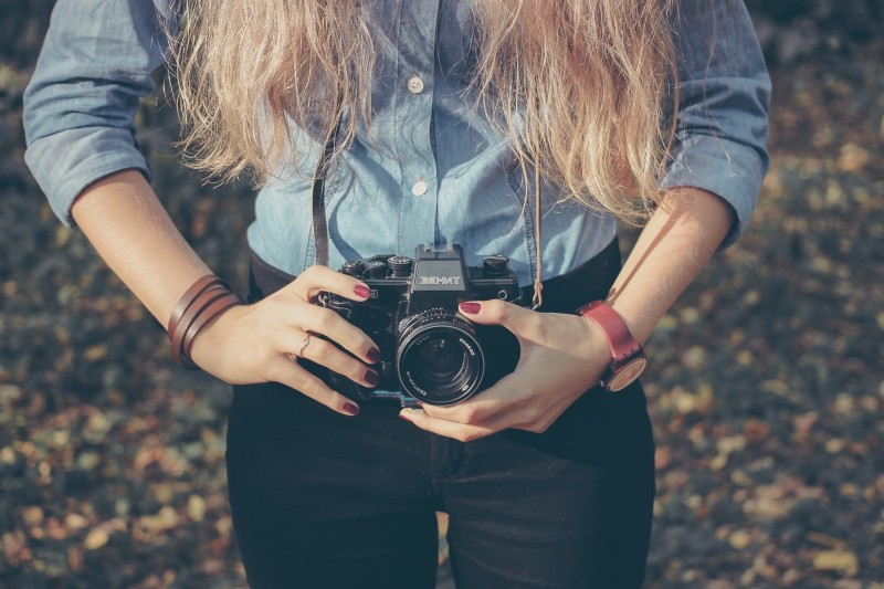 photographe-PIERREFEU-min_hand-person-girl-woman-camera-photography-614-pxhere.com