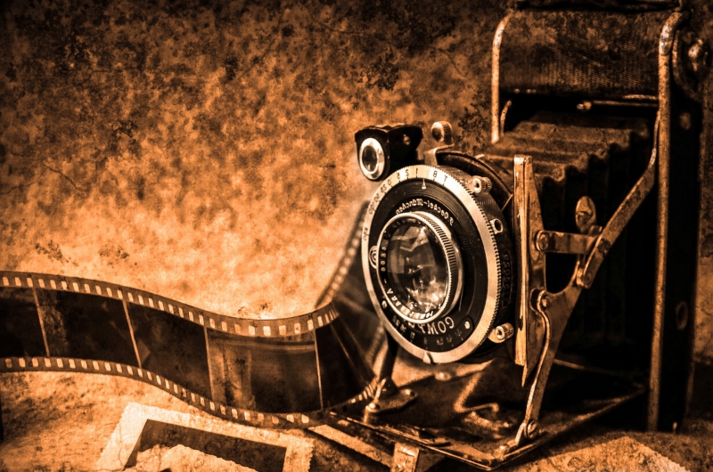 photographe-PIERREFEU-min_light-wood-night-camera-photography-vintage-1245236-pxhere.com